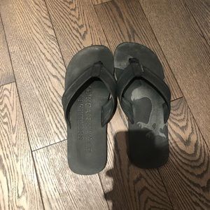 American eagle outfitter black flip flops